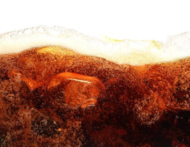 Beyazda izole edilmiş buzla taze kola.