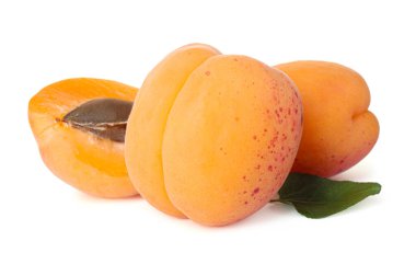 Taze kayısılar ve yeşil yaprak beyaza izole edilmiş.