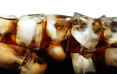 Beyaz üzerine izole edilmiş buzla taze kola, yakın plan