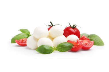 Lezzetli mozzarella peynir topları, domates ve fesleğen beyaza izole edilmiş.