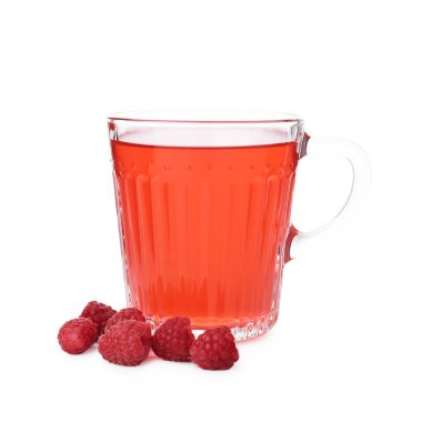 Cam bardakta Aromatik ahududu çayı ve beyaz üzerine izole edilmiş böğürtlen