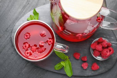 Cam fincanda Aromatik ahududu çayı, çaydanlık, böğürtlen ve nane.