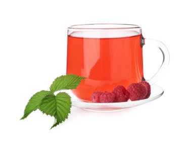 Cam bardakta Aromatik ahududu çayı, beyaz bardakta izole edilmiş böğürtlen ve yeşil yapraklar