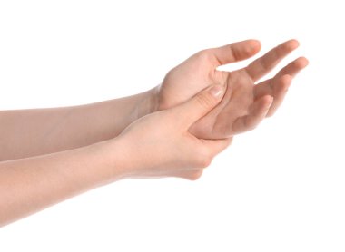 Beyaz arka planda bilek ağrısı çeken genç bir kadın, yakın plan.