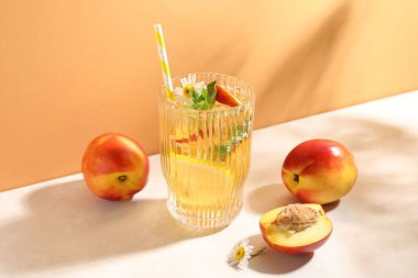 Şeftalili, limonlu, naneli ve çiçekli buzlu çay.