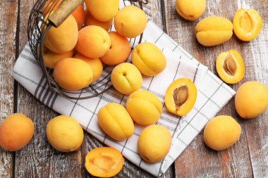 Taze olgun kayısılar ahşap masada, düz yatıyordu.