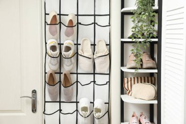 Farklı ayakkabı ve aksesuarları olan bir organizatör. Ayakkabı deposu