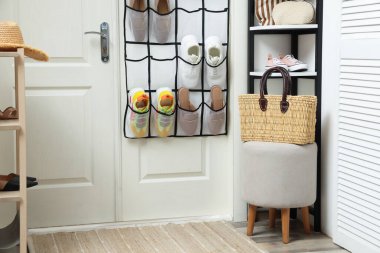 Farklı ayakkabı ve aksesuarları olan bir organizatör. Ayakkabı deposu