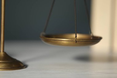 Masanın üzerindeki adalet terazileri bulanık arka plan, yakın plan