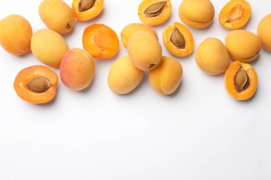 Beyaz arka planda bir sürü taze kayısı, düzlük. Metin için boşluk