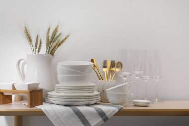 Temiz beyaz bulaşık takımı, bardaklar, çatal bıçak takımı ve çiviler.