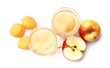 Lezzetli komposto ve meyveler beyaza izole, üst manzara