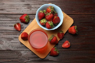 Lezzetli bir çorba ve çilek ahşap masada, düz yatıyordu.