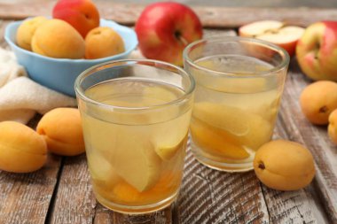 Lezzetli çorba ve meyveler ahşap masada, yakın plan.