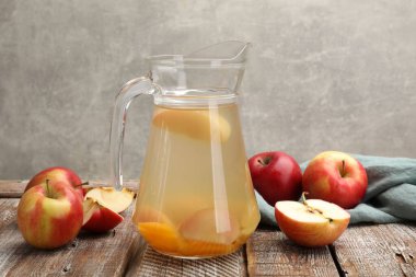 Ahşap masada elmalarla lezzetli bir karışım.