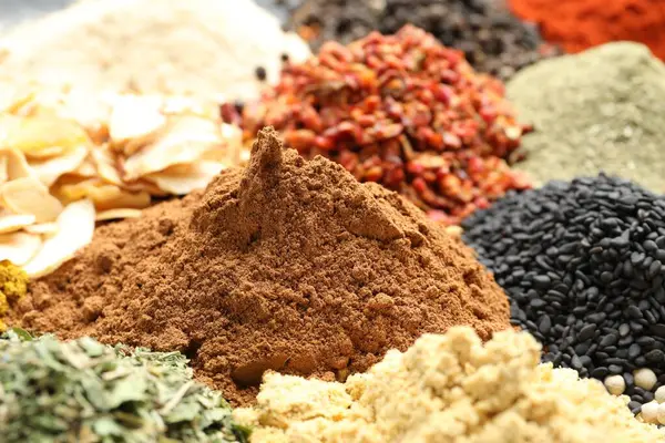 Arkaplan olarak birçok farklı baharat, yakın görünüm