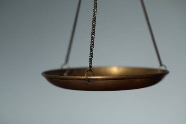 Масштабы правосудия на светлом фоне, крупный план