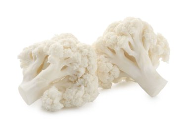 Taze çiğ karnabahar çiçekleri beyaza izole edilmiş.