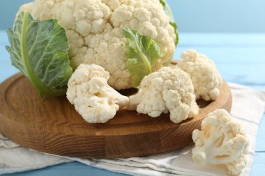 Çiğ karnabahar açık mavi ahşap masa, yakın plan