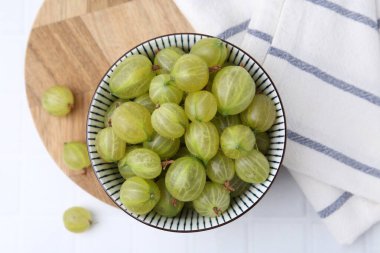 Taze yeşil bektaşi üzümleri kasede, beyaz fayanslı masada, üst tarafta.
