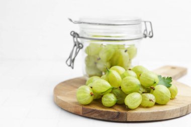 Taze yeşil bektaşi üzümleri beyaz fayanslı masada, yakın plan.