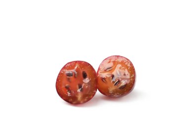 Taze olgun kırmızı bektaşi üzümü yarıları beyaza izole edilmiş.