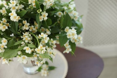 Güzel yasemin çiçekleri içerideki masada vazoda, yakın plan. Metin için boşluk