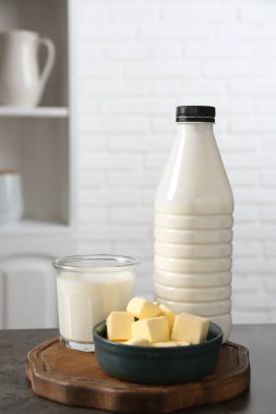 Mutfaktaki gri desenli masada farklı süt ürünleri.
