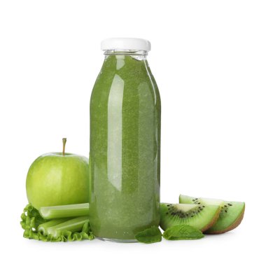 Süper yemek. Cam şişede leziz bir içecek ve beyaza izole edilmiş malzemeler.