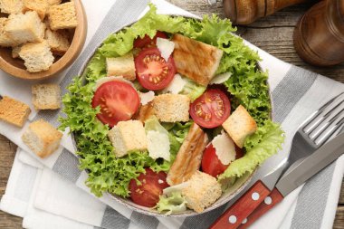 Tahta masada servis edilen kıtır ekmekli leziz salata.