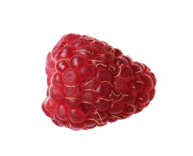 Taze olgun bir ahududu beyaza izole edilmiş.