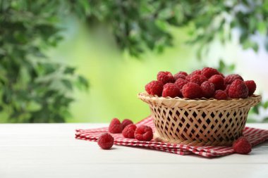 Beyaz ahşap masada taze taze ahududu, yakın plan. Metin için boşluk