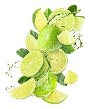 Taze limon ve su sıçratan içecekler beyaz arka planda