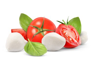 Taze mozzarella, domates ve fesleğen beyaza izole edilmiş.