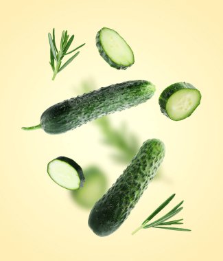 Taze salatalıklar ve biberiye bej arka plana düşüyor