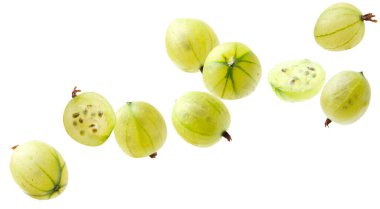 Beyaz arka planda uçuşan taze yeşil bektaşi üzümleri.