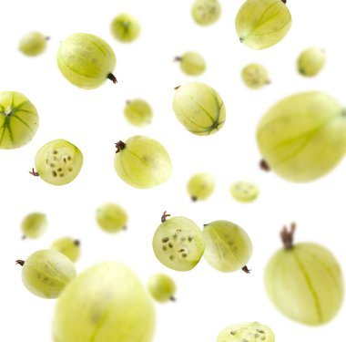 Taze yeşil bektaşi üzümleri beyaz arka plana doğru düşüyor