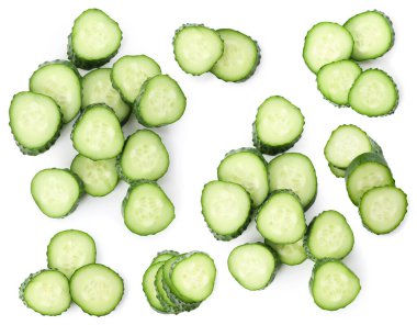 Salatalık dilimleri beyaza izole edilmiş, tamam. Taze sebze.