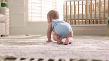 Evde yerde sürünerek şirin bebek