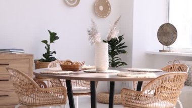 Yemek odasında sandalye ve dekor olan şık bir masa. Kameralar yakınlaşıyor. İç tasarım