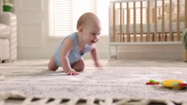 Evde yerde sürünerek şirin bebek