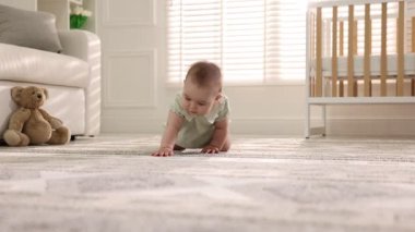 Evde yerde sürünerek şirin bebek