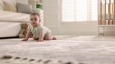 Evde yerde sürünerek şirin bebek