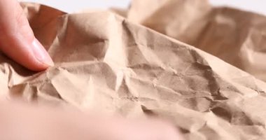 Hafif arkaplan üzerine buruşuk kraft kağıt kadın, yakın plan