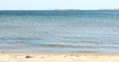 Güzel dalgalı deniz ve kumlu sahil.