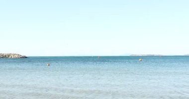 Güzel dalgalı deniz, kamera sağa doğru hareket ediyor.