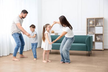 Aile, evdeki sıcak zeminde çıplak ayakla eğlenmek konusunda rahat hissediyor. Yeraltı ısıtması