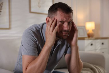 Evde panik atak geçiren bir adam.