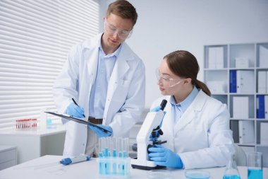 Tıbbi analiz. Laboratuvarda mikroskopla çalışan bilim adamları