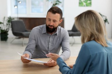 Ofisteki belgelerle çalışan iş ortakları